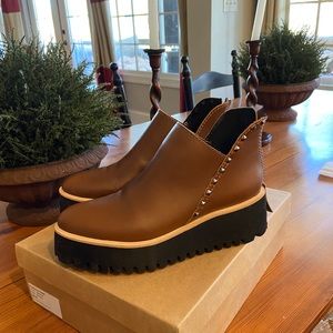 ALL BLACK brown flatform shootie